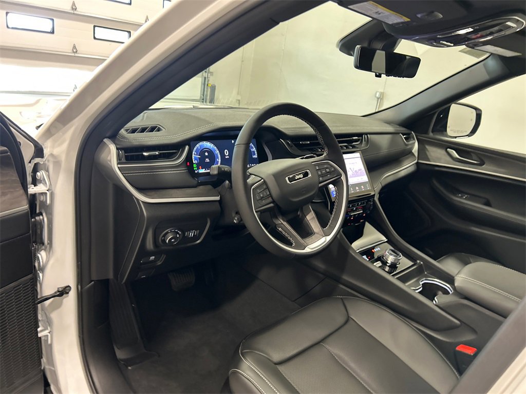 New 2025 Jeep Grand Cherokee Limited w/ Luxury Tech Group II image 17