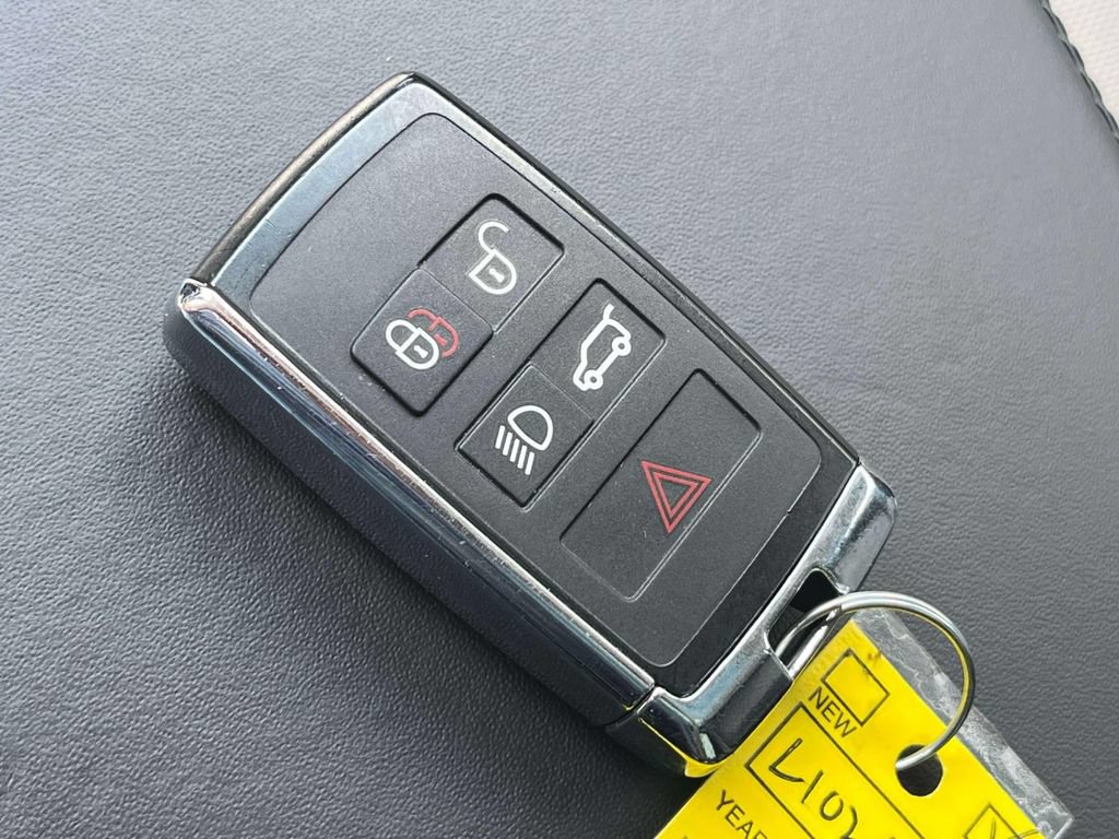 Certified 2025 Land Rover Range Rover SE AWD/4WD image 35