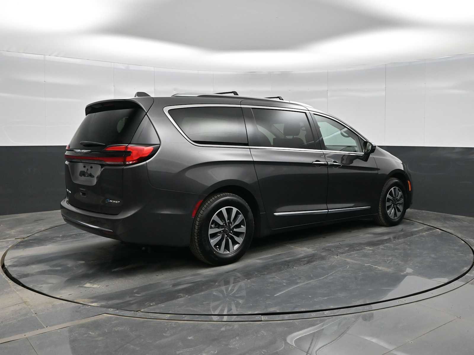 Used 2021 Chrysler Pacifica Limited w/ Uconnect Theater Family Group image 8
