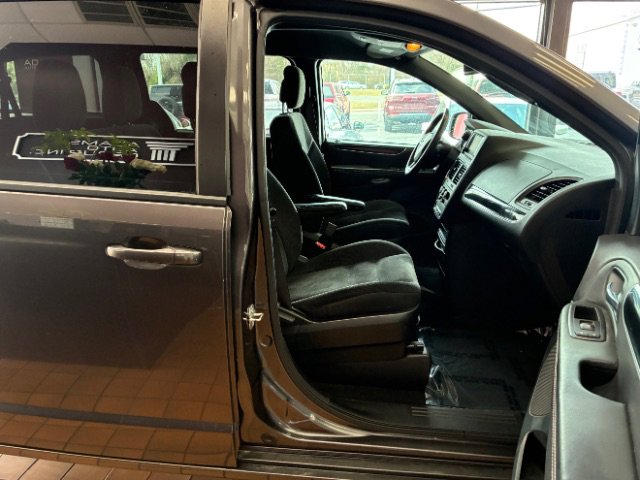 Used 2018 Dodge Grand Caravan SE image 27