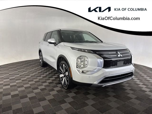 Used 2025 Mitsubishi Outlander SE image 1