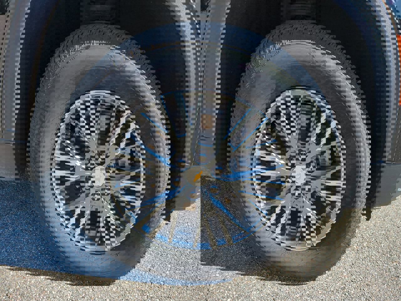 Used 2025 Chevrolet Traverse LT image 11