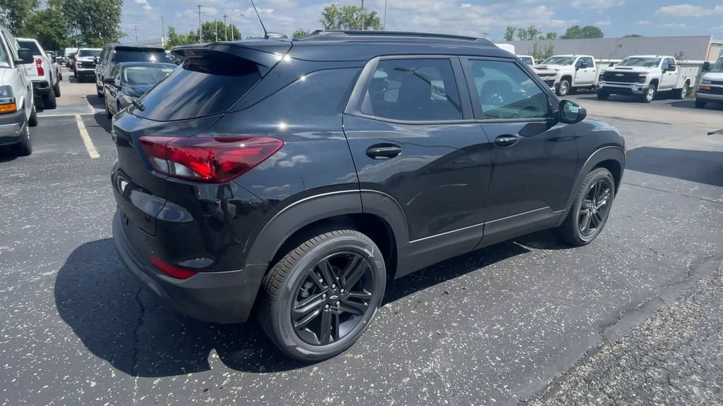 New 2026 Chevrolet TrailBlazer LT w/ Midnight Edition FWD image 2