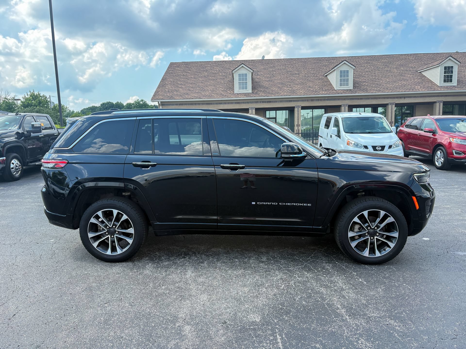 Used 2022 Jeep Grand Cherokee Overland w/ Luxury Tech Group IV AWD/4WD image 20