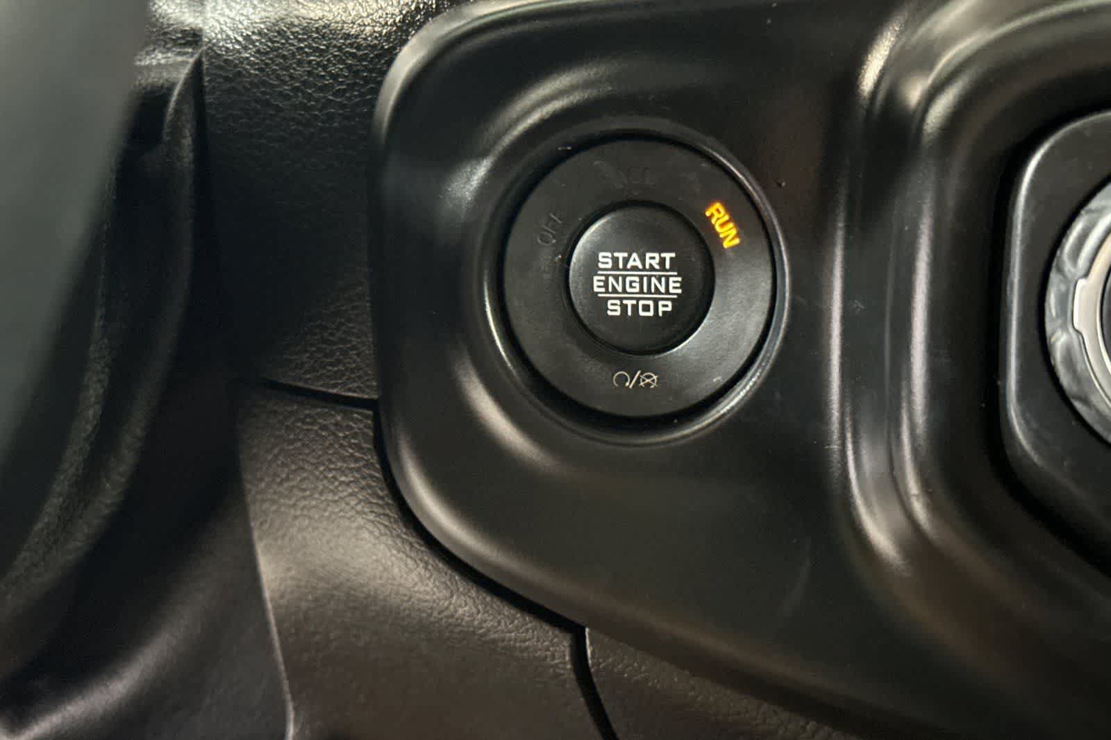 Used 2018 Jeep Wrangler Unlimited Sahara AWD/4WD image 28