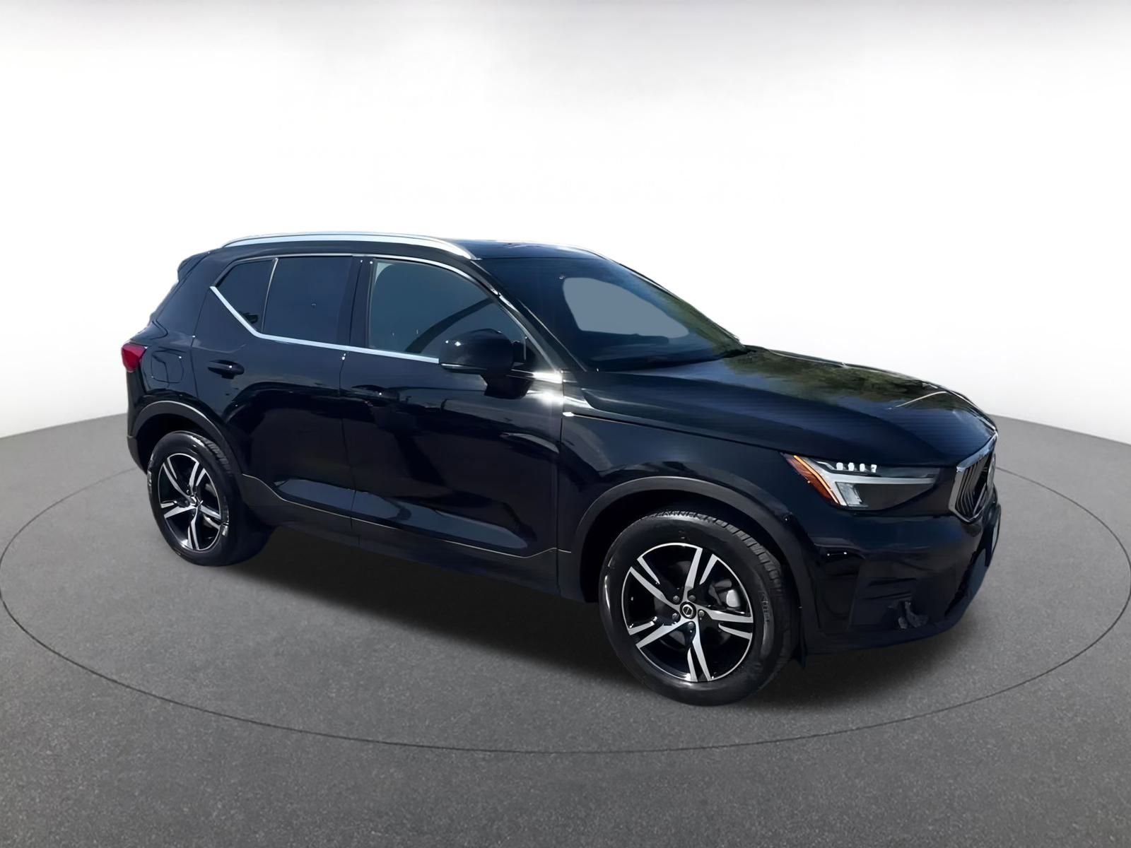 Used 2024 Volvo XC40 B5 Core image 2