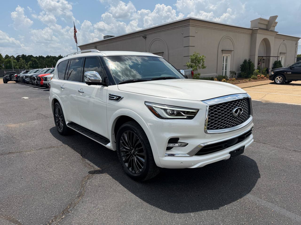 Used 2024 INFINITI QX80 Sensory w/ Cargo Package AWD/4WD image 3