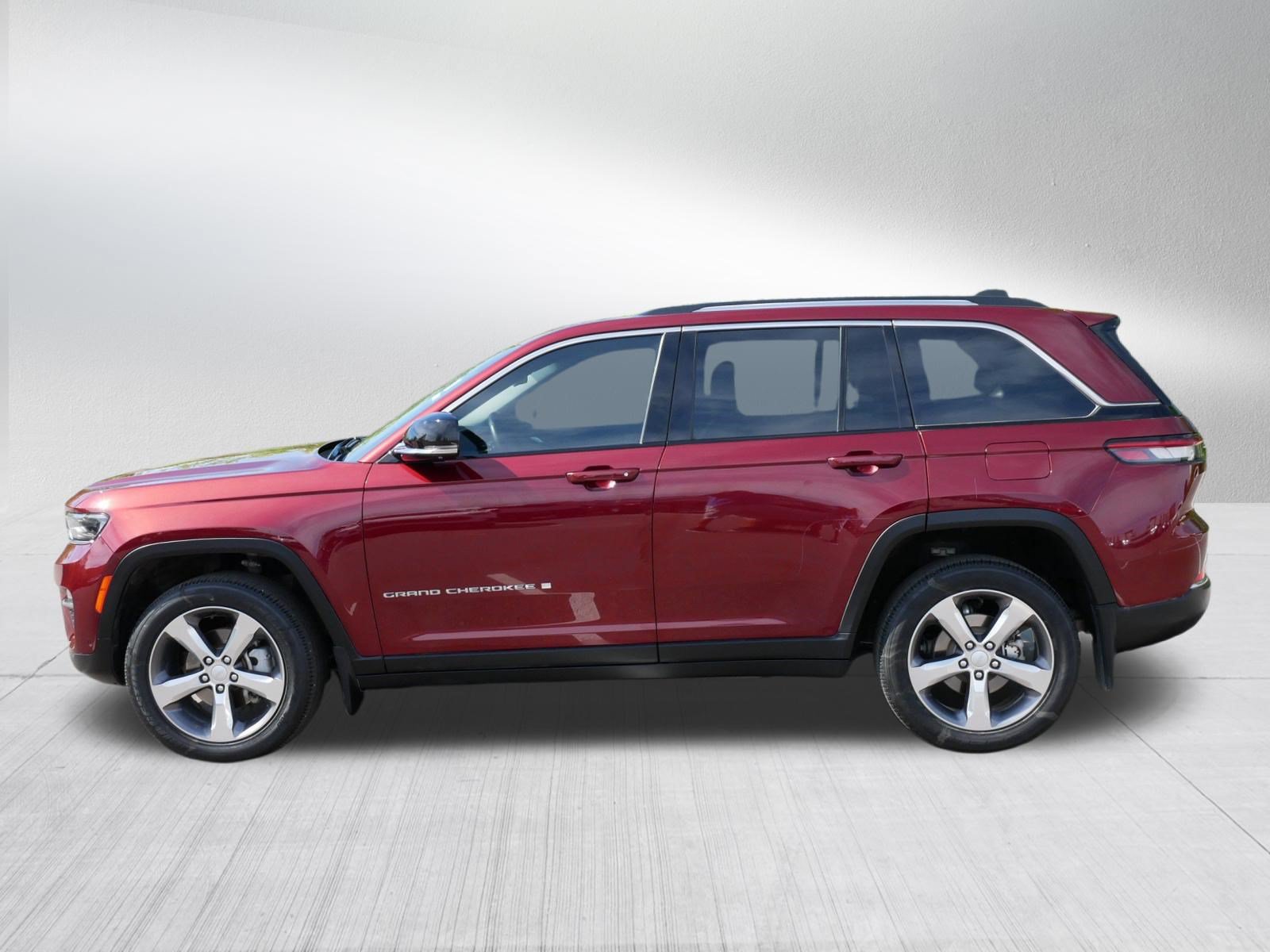 Used 2022 Jeep Grand Cherokee Limited w/ Luxury Tech Group II AWD/4WD image 4