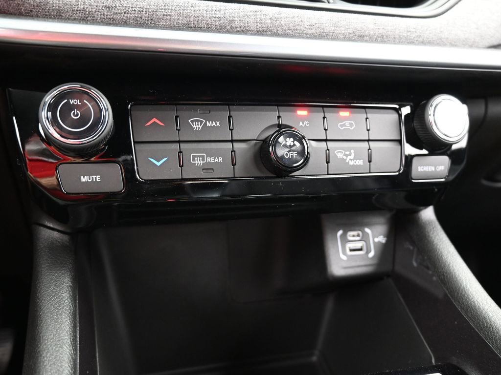 Used 2025 Jeep Compass Latitude image 20