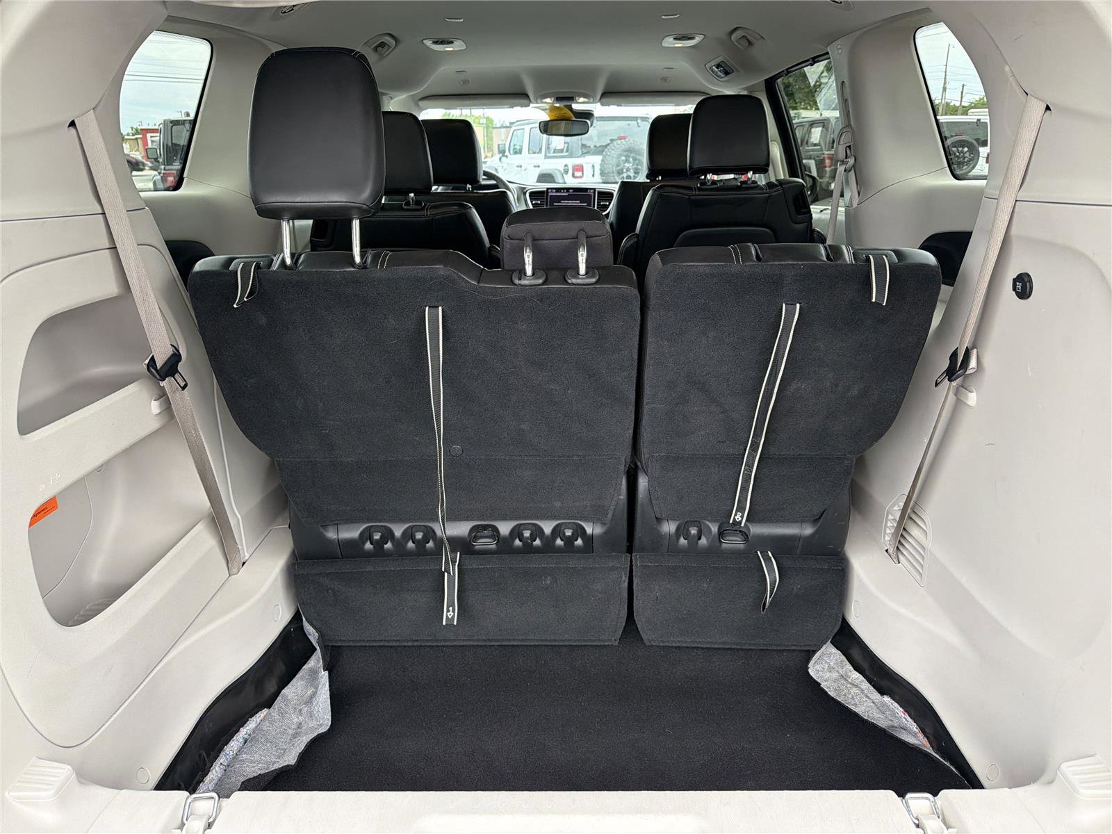 Used 2023 Chrysler Pacifica Touring-L FWD image 17
