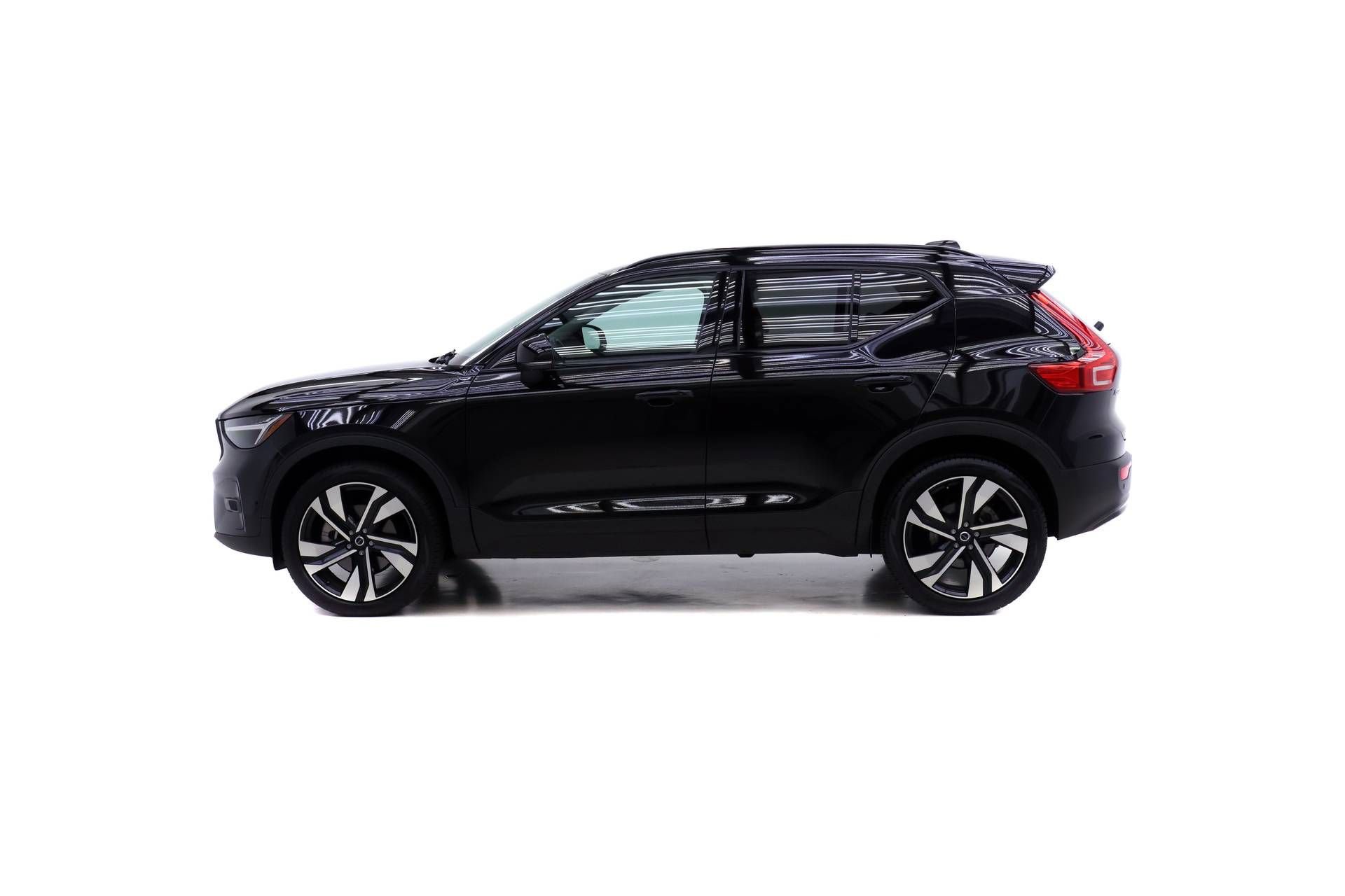 Certified 2024 Volvo XC40 B5 Plus w/ Climate Package AWD/4WD image 3