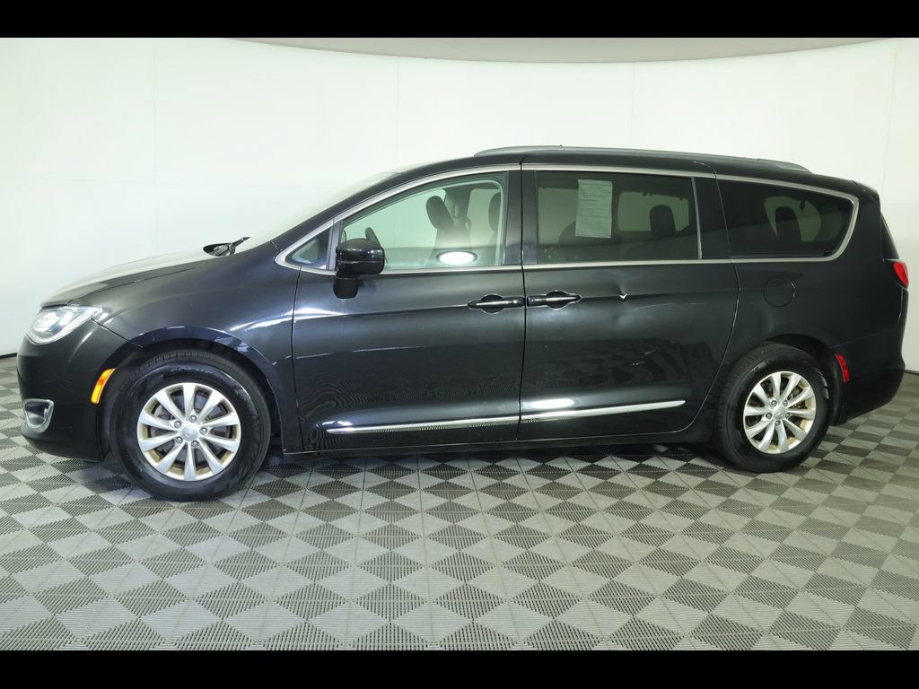 Used 2018 Chrysler Pacifica Touring-L w/ Premium Audio Group FWD image 10