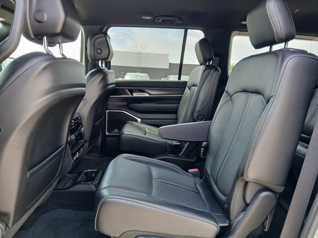 Used 2023 Jeep Wagoneer Series III w/ Preferred Equipment Group AWD/4WD image 15