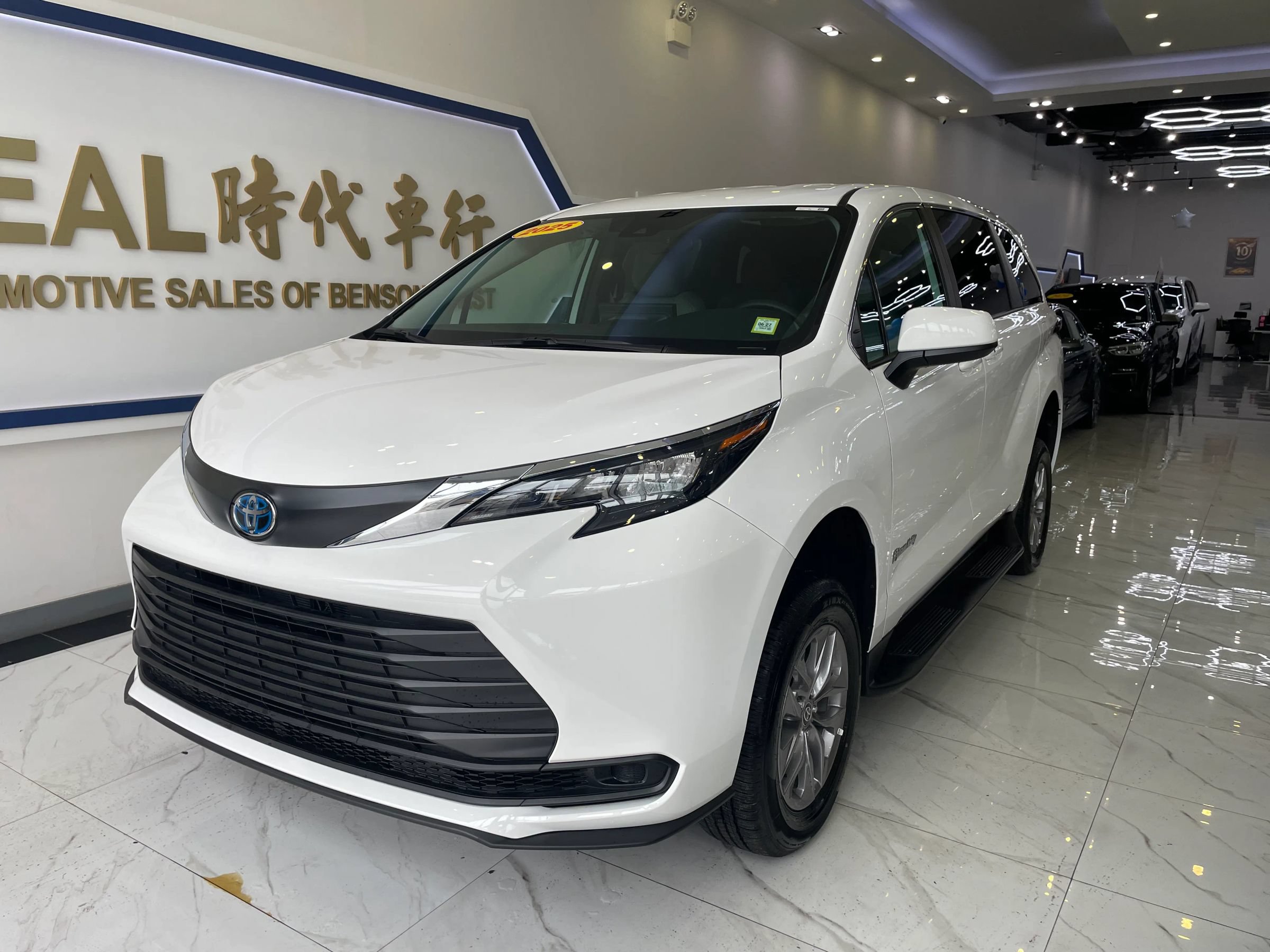 Used 2025 Toyota Sienna LE FWD image 4
