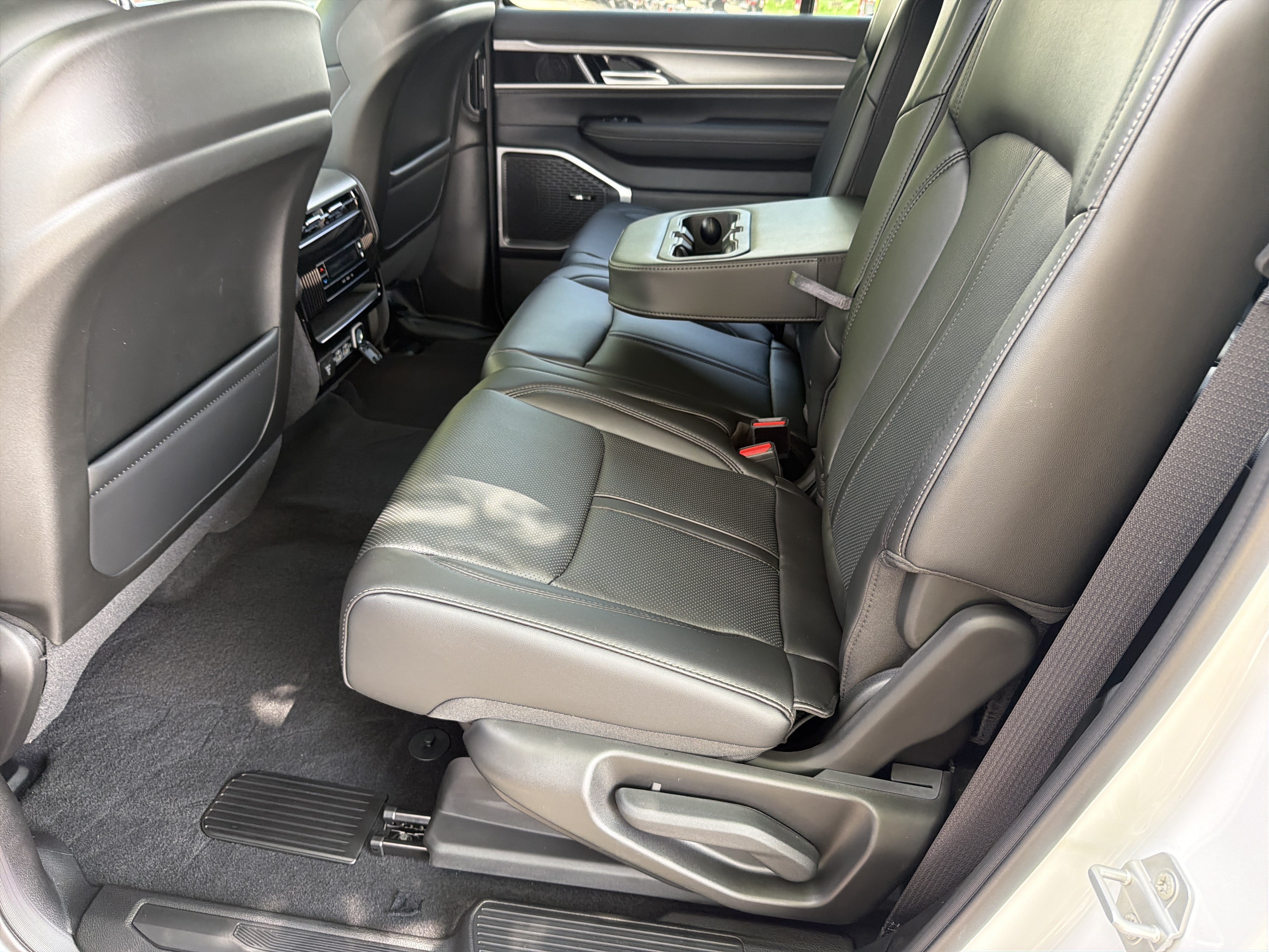 New 2026 Jeep Grand Wagoneer L 4WD w/ 8-Passenger Seating Package image 21