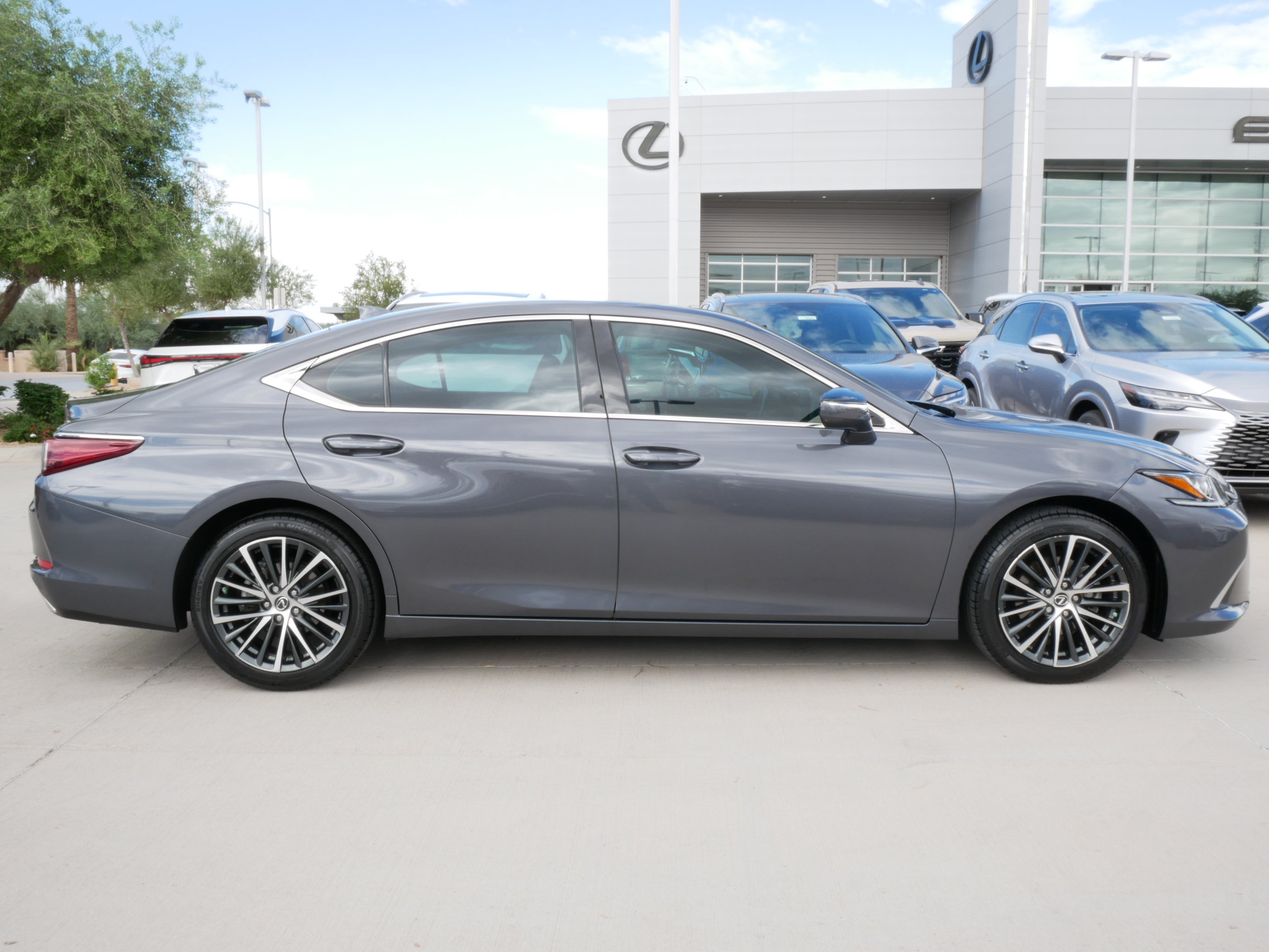 Used 2023 Lexus ES 350 w/ Premium Package FWD image 13