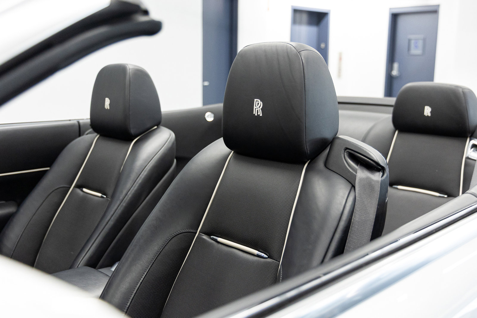 Used 2017 Rolls-Royce Dawn image 42