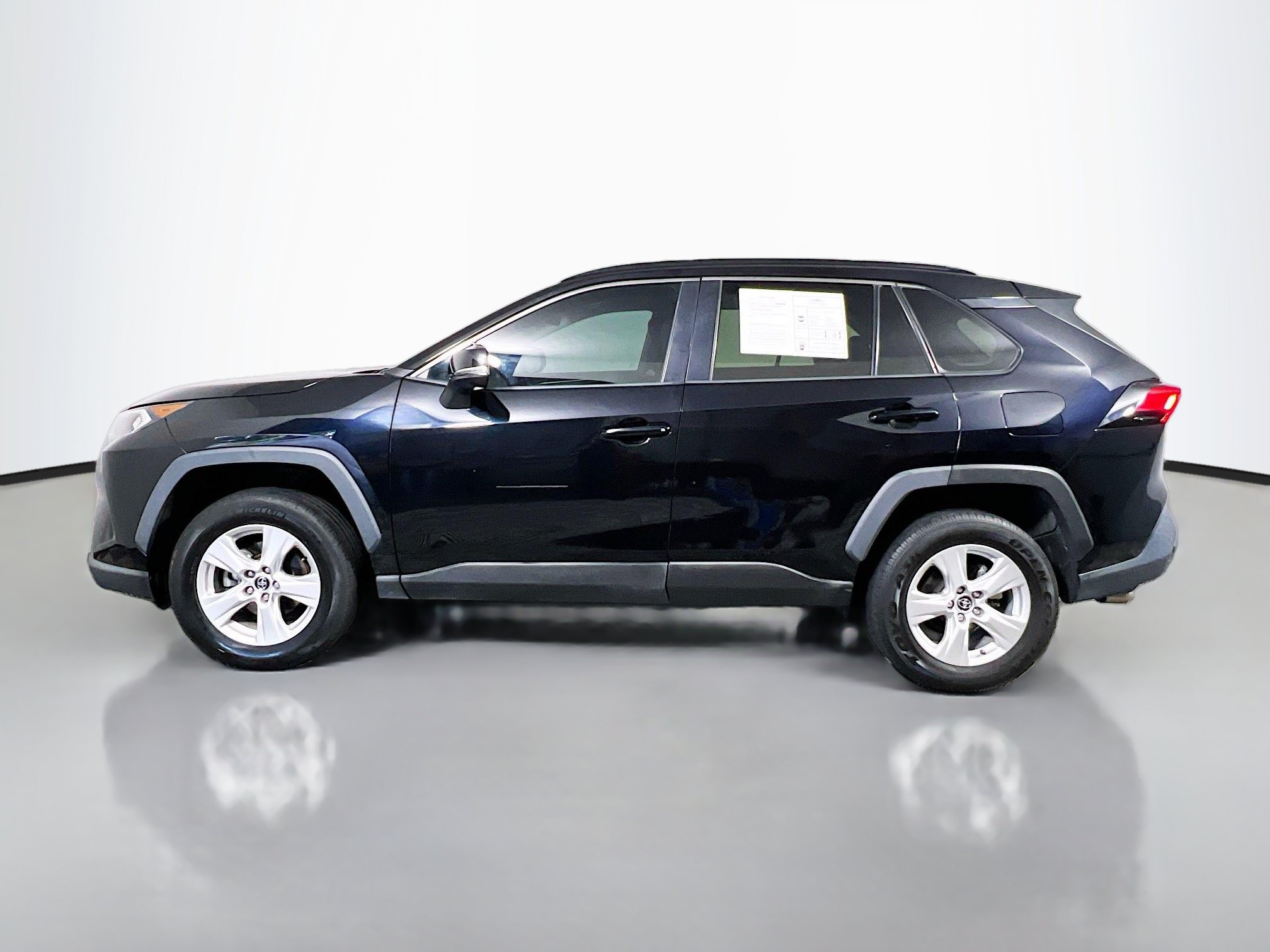 Used 2021 Toyota RAV4 XLE w/ Convenience Package FWD image 9