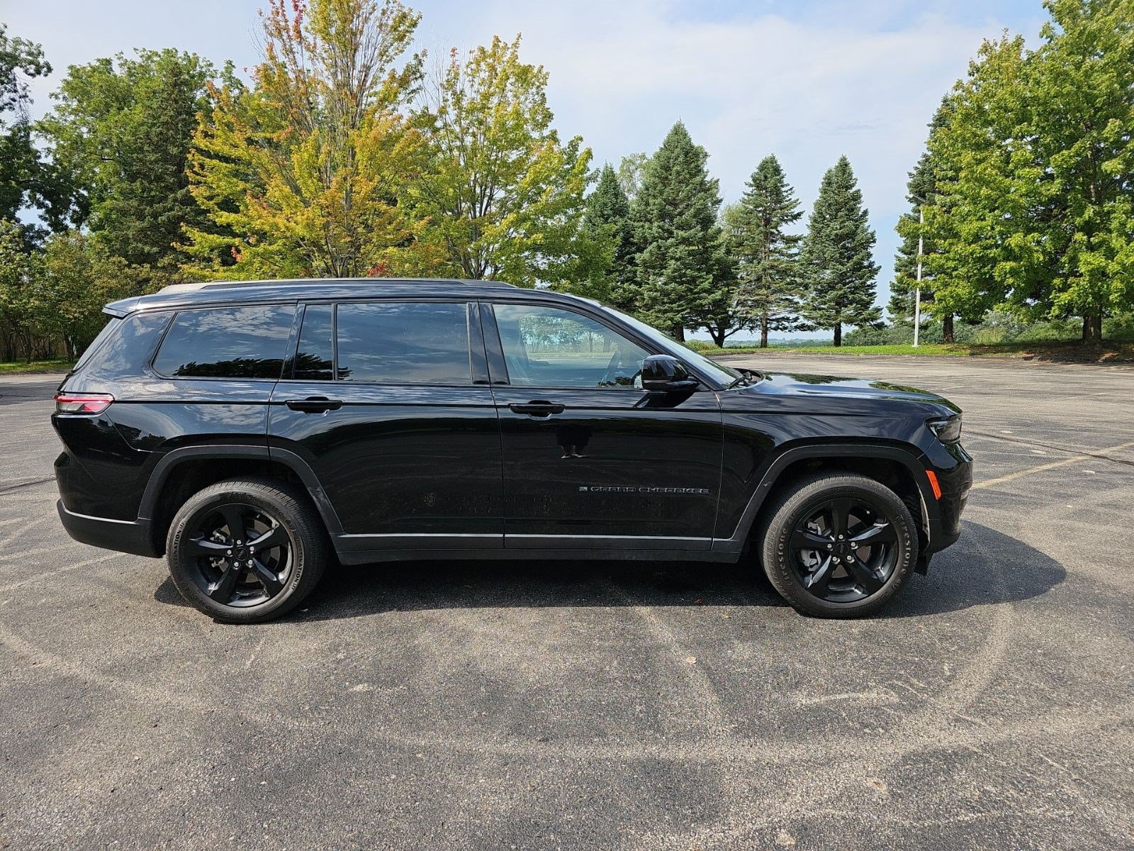 Used 2023 Jeep Grand Cherokee L Limited w/ Black Appearance Package AWD/4WD image 7