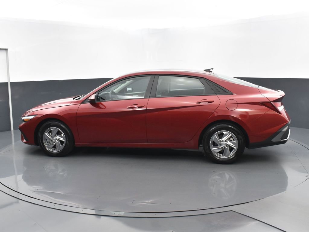 Used 2025 Hyundai Elantra SE image 7