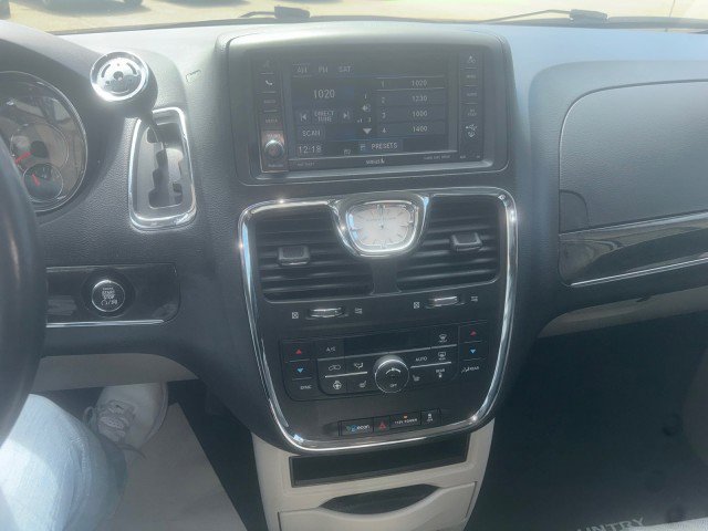 Used 2014 Chrysler Town & Country Touring-L w/ Driver Convenience Group FWD image 21