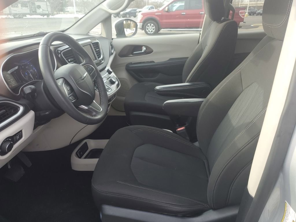 Used 2022 Chrysler Voyager LX image 3