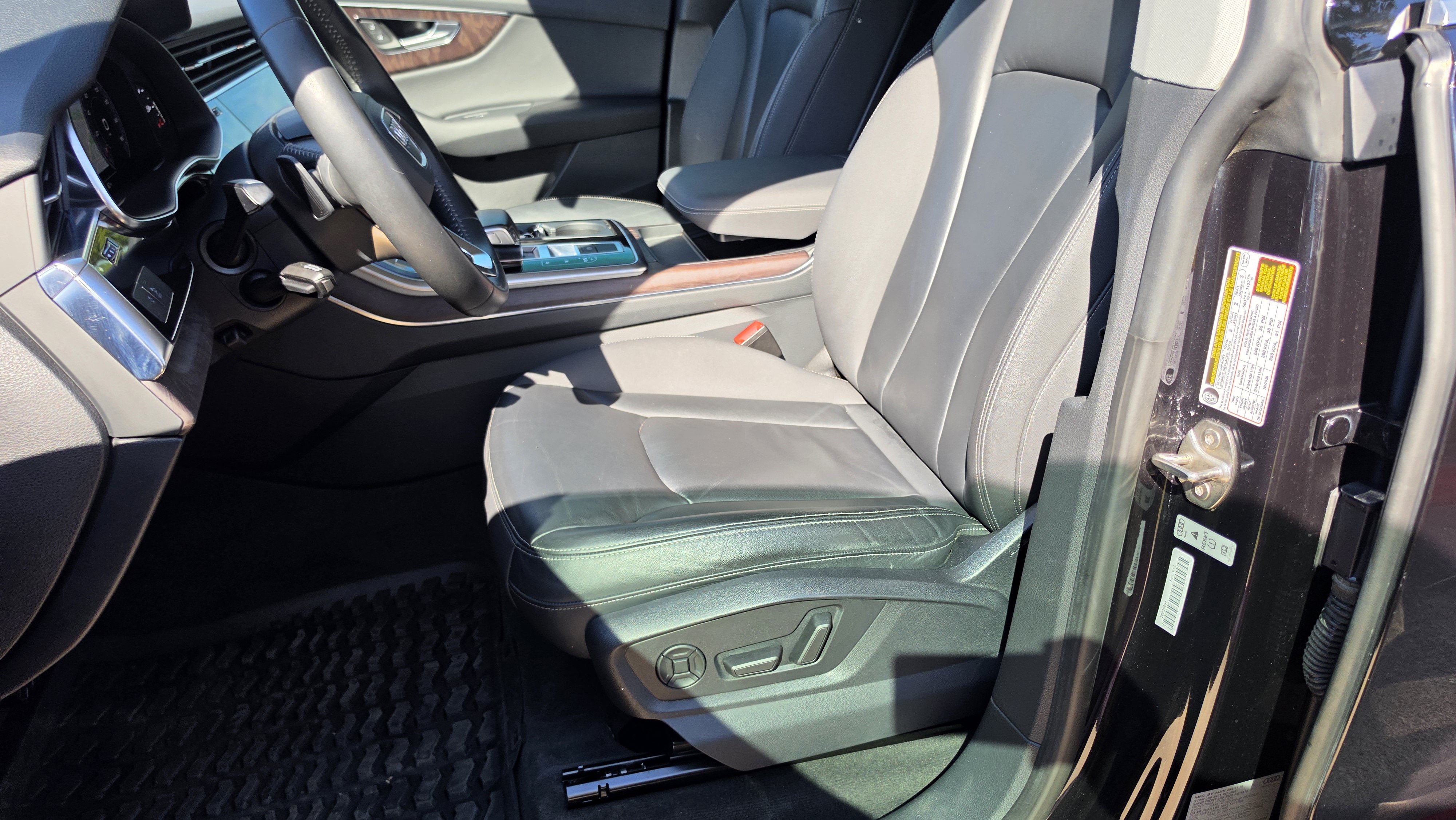 Used 2019 Audi Q8 Premium w/ Convenience Package AWD/4WD image 26