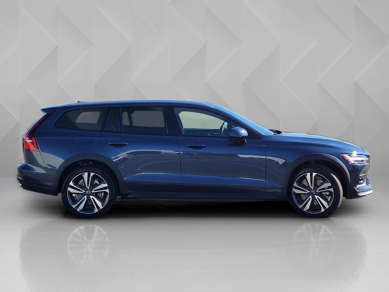Used 2025 Volvo V60 B5 Cross Country Plus image 7