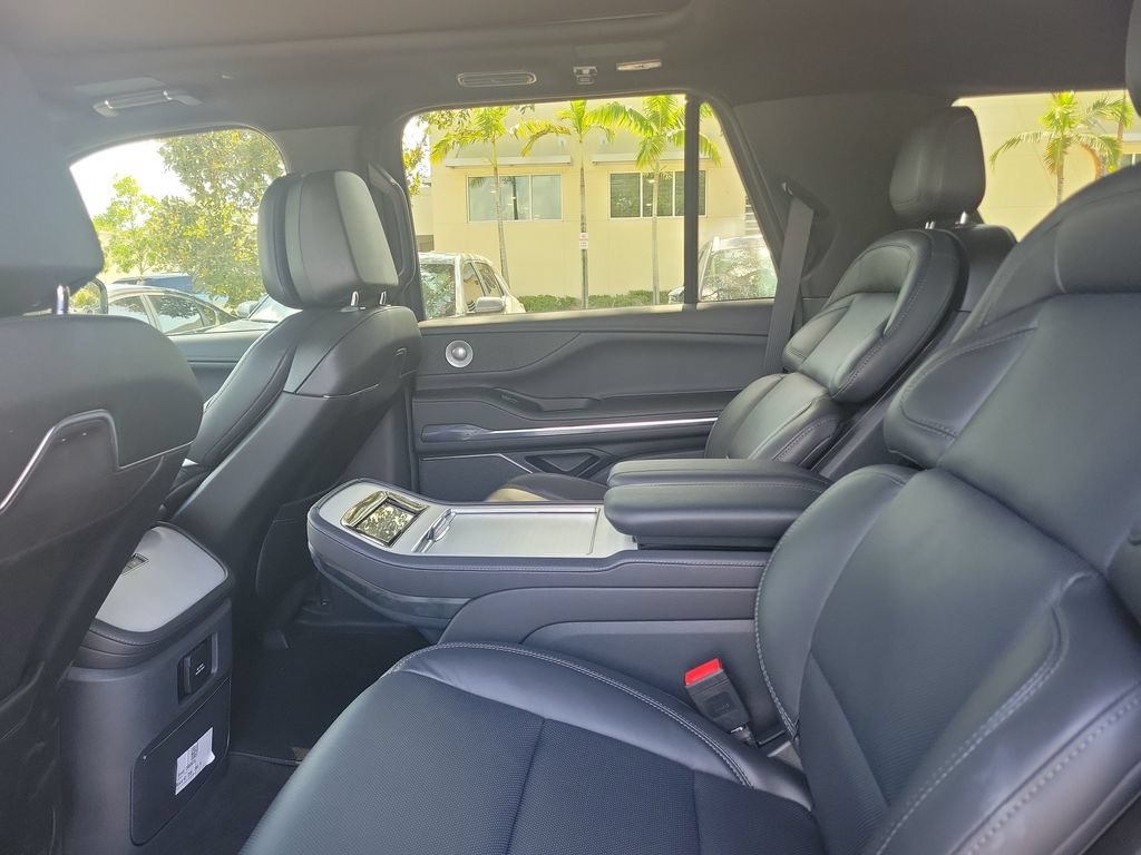 New 2025 Lincoln Navigator Reserve w/ Jet Appearance Package AWD/4WD image 12