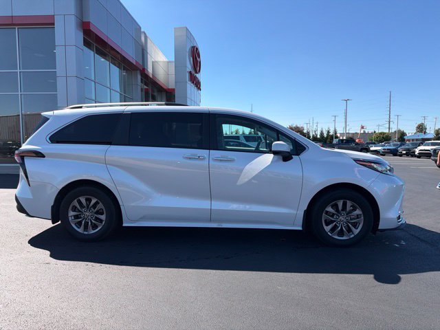 Used 2023 Toyota Sienna XLE w/ XLE Plus Package FWD image 8