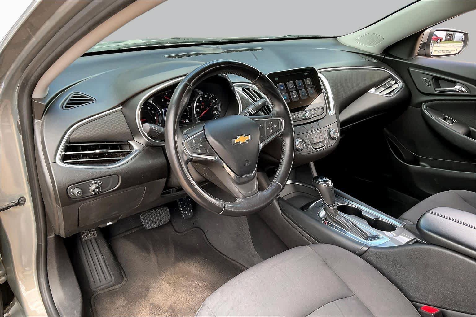 Used 2017 Chevrolet Malibu LT FWD image 17