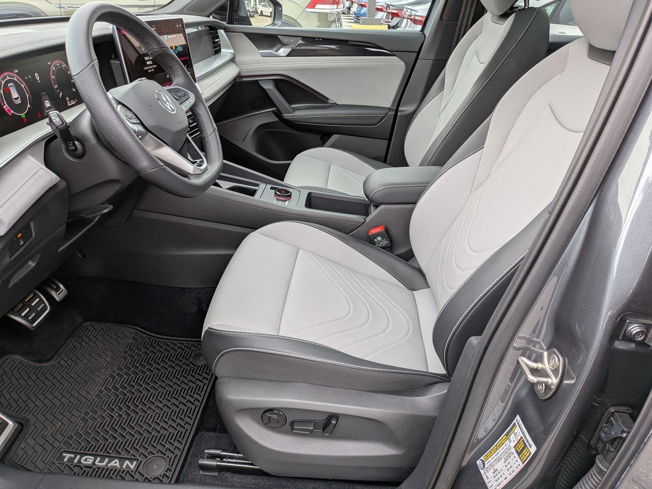 Used 2025 Volkswagen Tiguan SE R-Line image 14