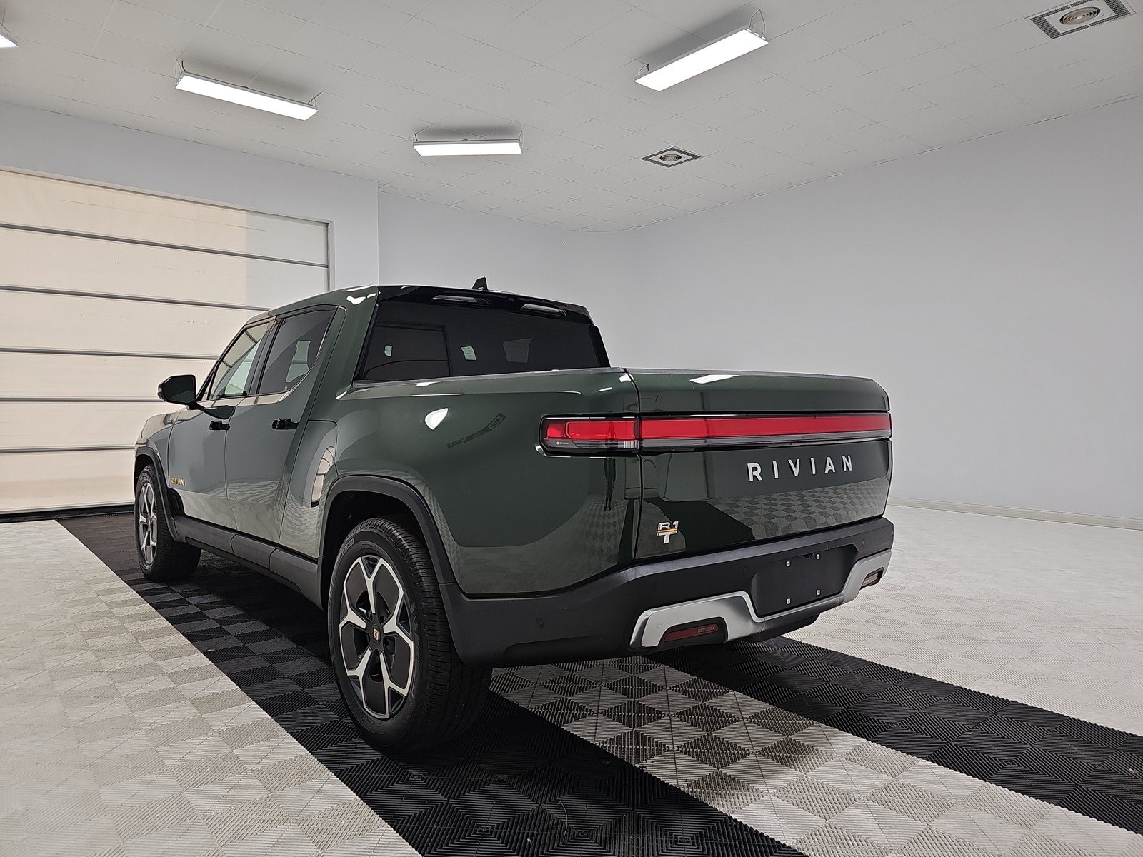 Used 2022 Rivian R1T Adventure AWD/4WD image 3