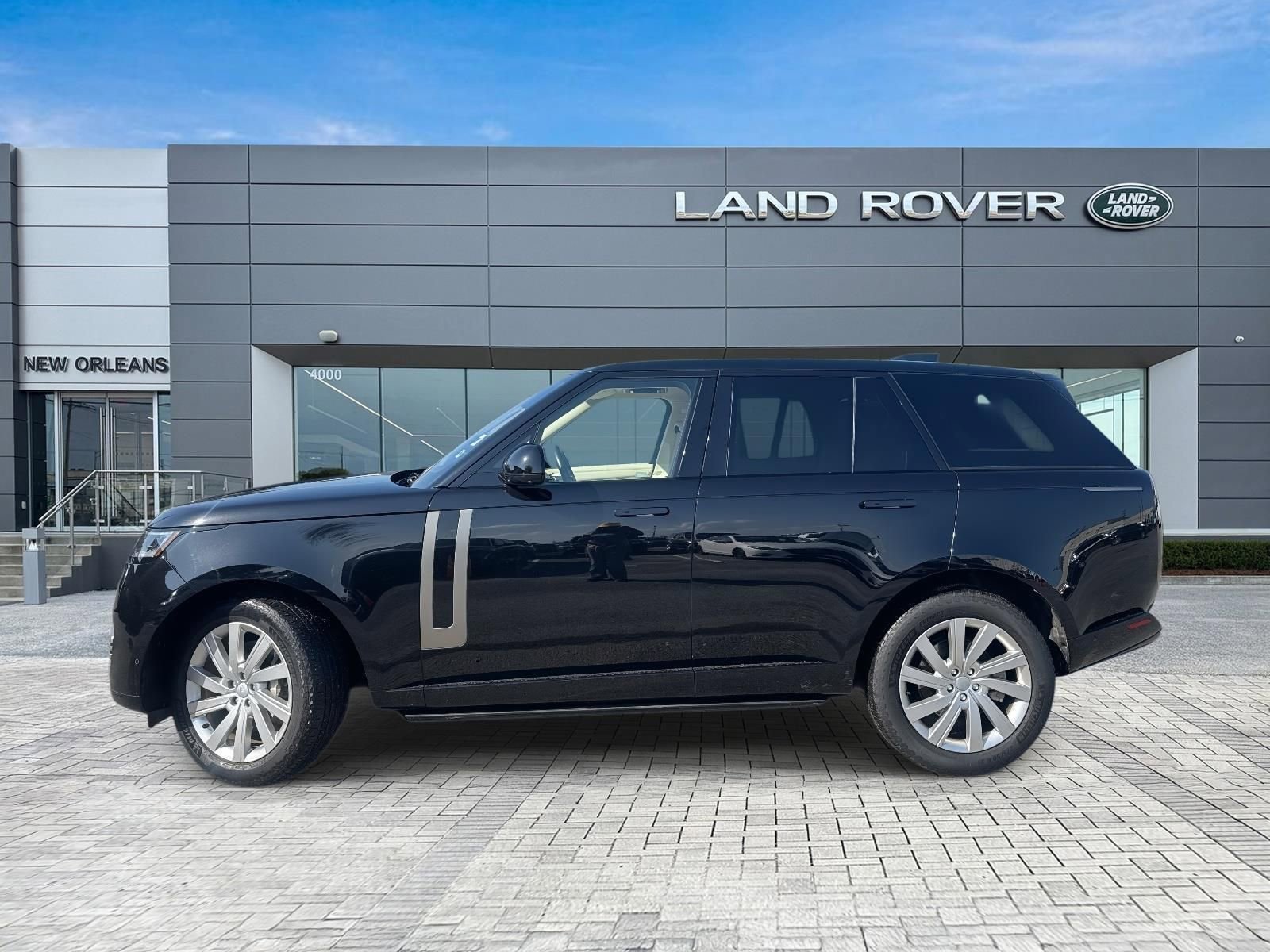Used 2023 Land Rover Range Rover SE AWD/4WD image 2