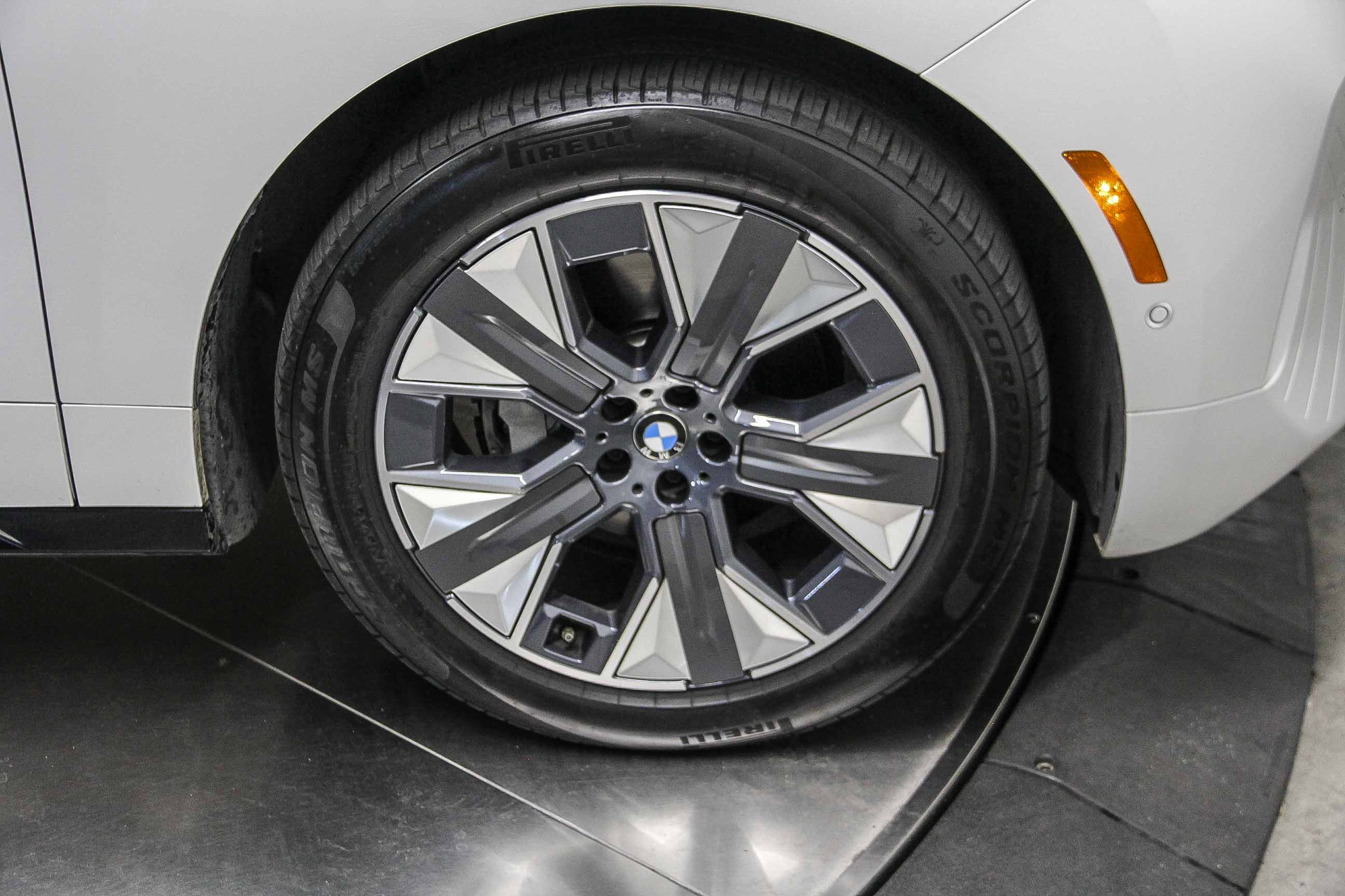 Used 2026 BMW iX xDrive45 w/ Premium Package image 9