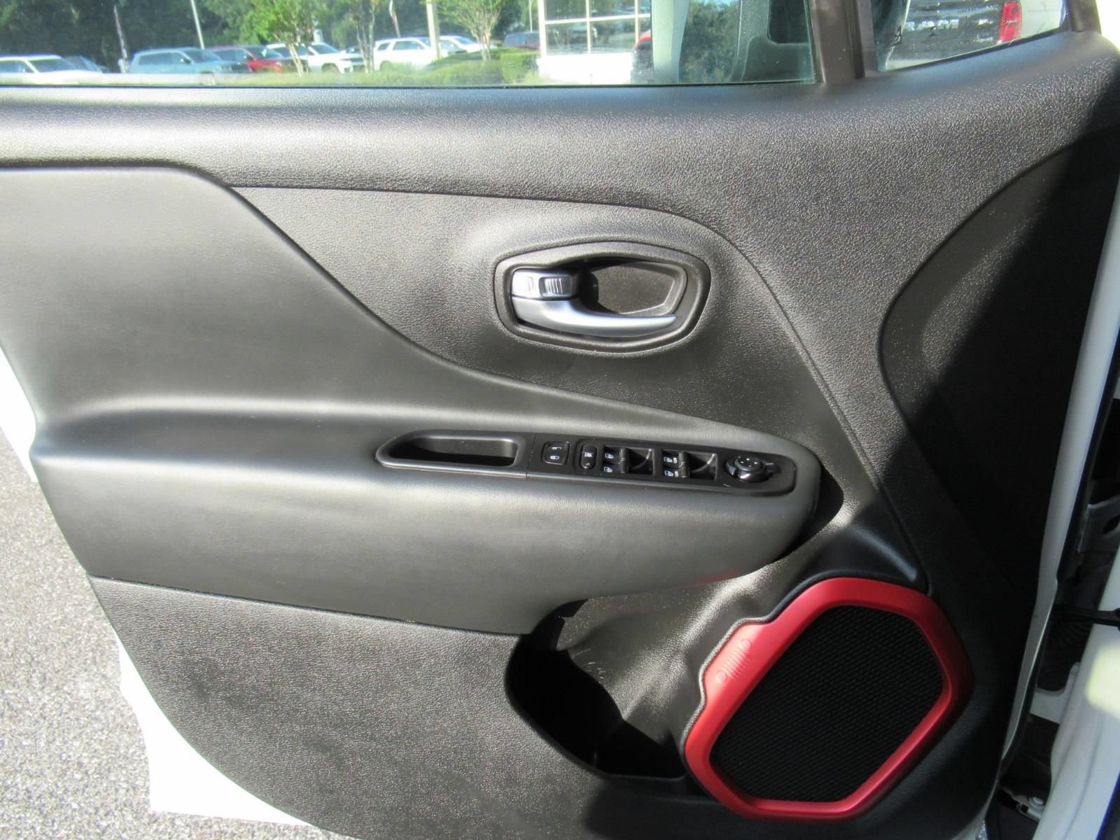 Certified 2022 Jeep Renegade Trailhawk AWD/4WD image 19