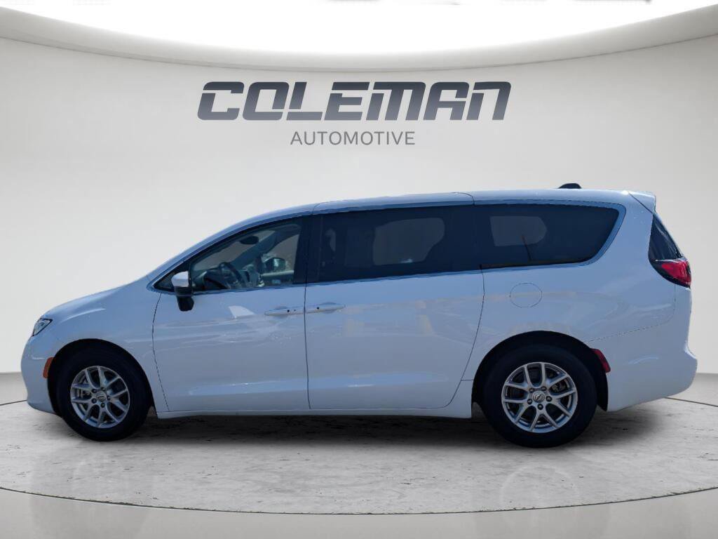 Used 2023 Chrysler Pacifica Touring-L FWD image 6