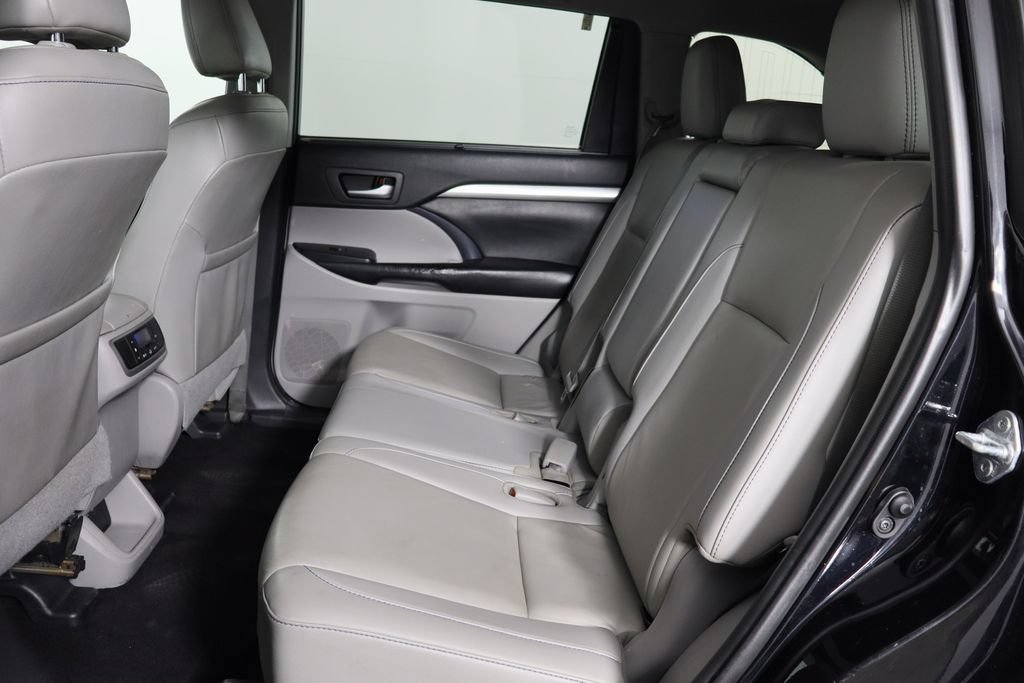Used 2019 Toyota Highlander XLE AWD/4WD image 17