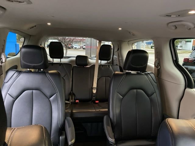 Used 2024 Chrysler Pacifica Touring-L image 38