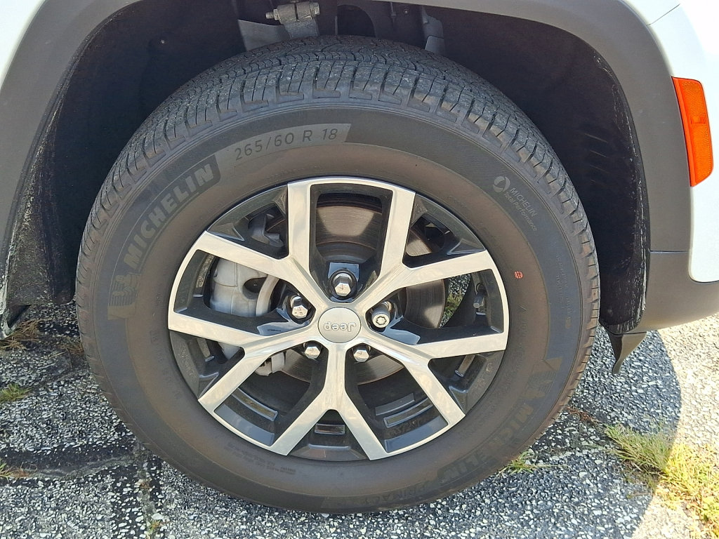 Used 2023 Jeep Grand Cherokee Limited AWD/4WD image 9