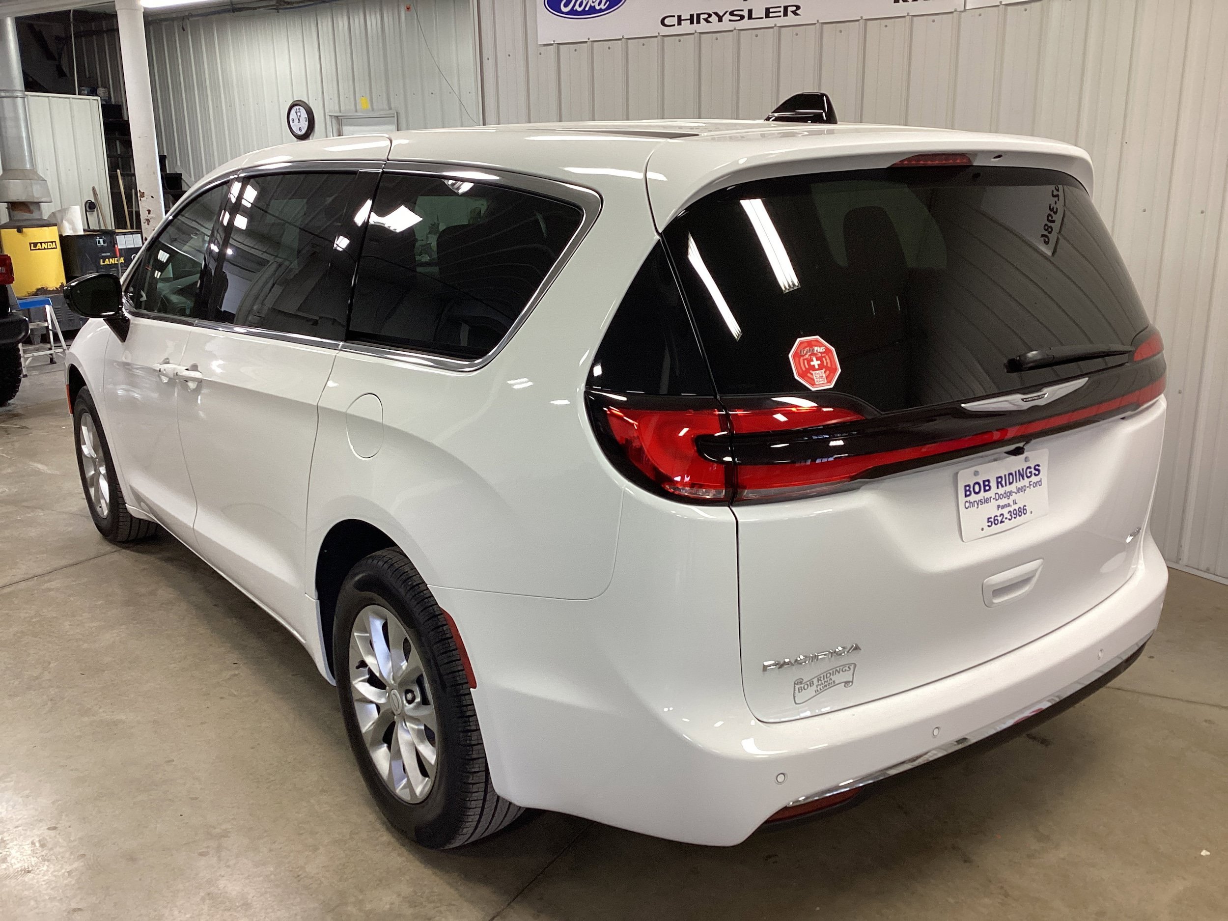 New 2026 Chrysler Pacifica Select AWD/4WD image 3