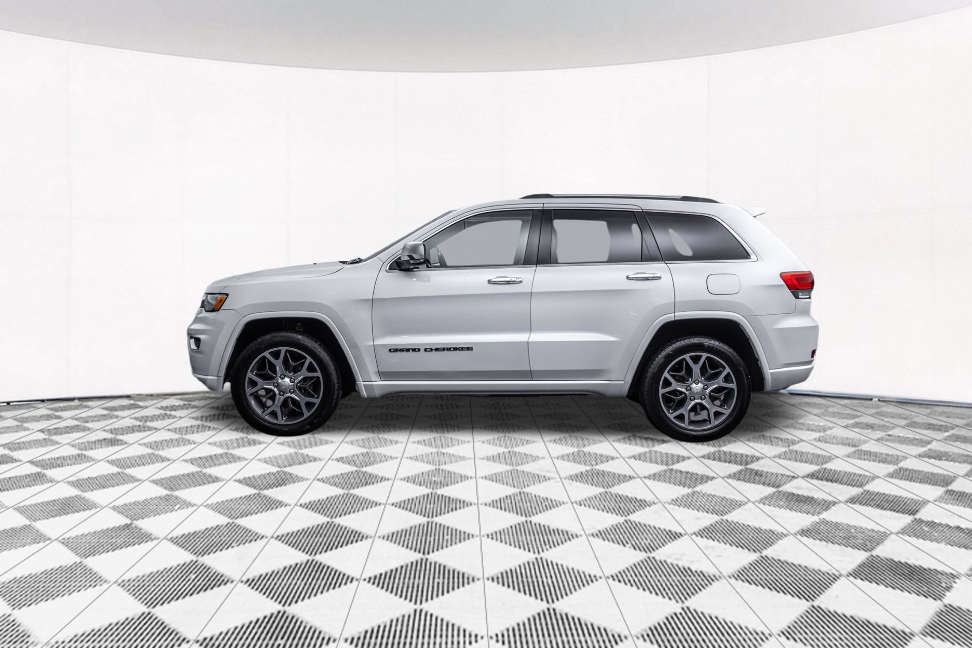 Used 2019 Jeep Grand Cherokee Overland AWD/4WD image 7