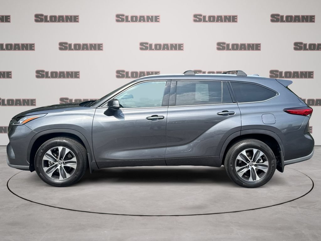 Used 2020 Toyota Highlander XLE AWD/4WD image 2