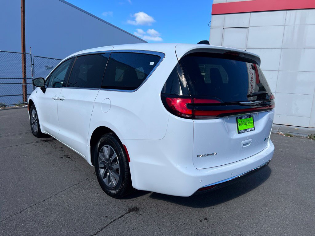 Used 2024 Chrysler Pacifica Limited FWD image 6