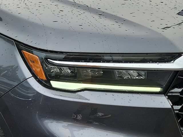 Used 2025 Honda Pilot Touring image 9