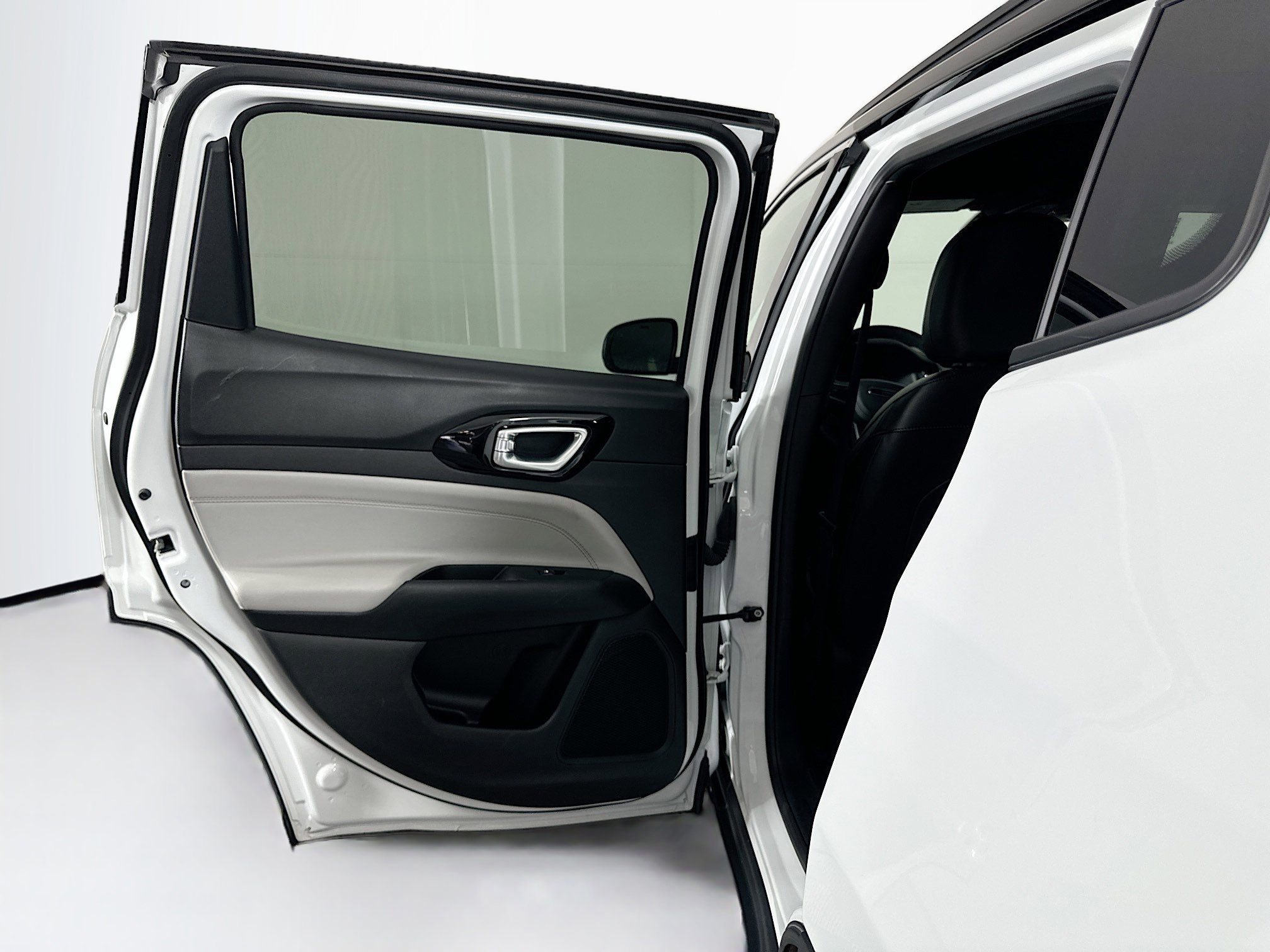 Used 2025 Jeep Compass Limited image 26