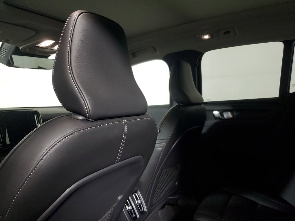 Certified 2025 Volvo XC40 B5 Core image 16