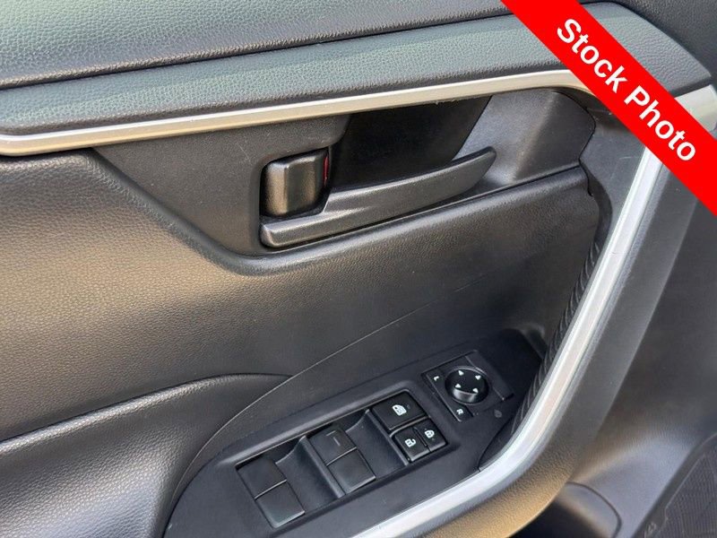 Used 2019 Toyota RAV4 LE AWD/4WD image 18