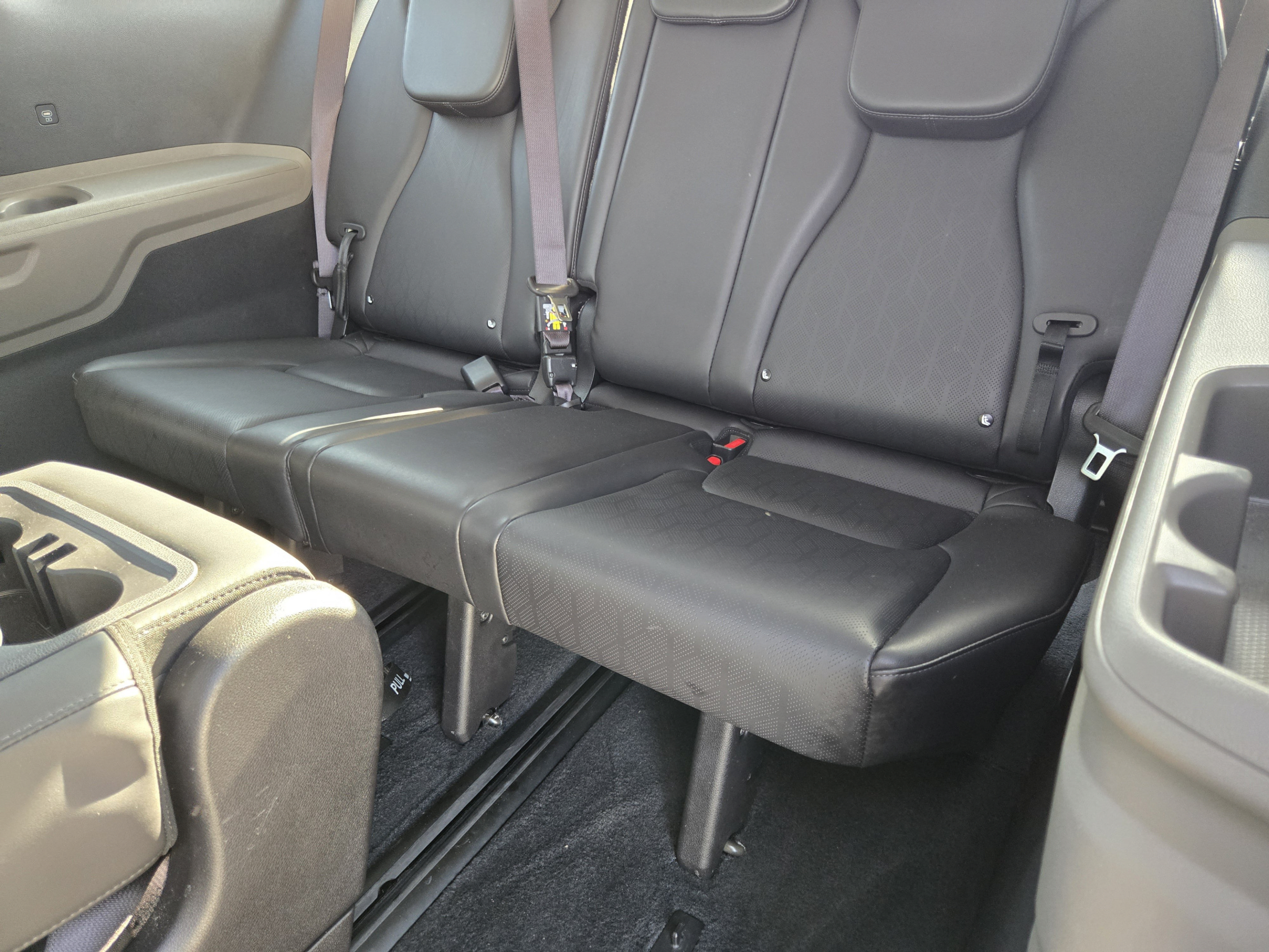 Used 2025 Kia Carnival FWD image 27
