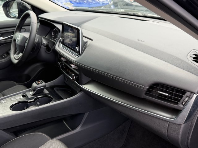 Used 2025 Nissan Rogue SV FWD image 17